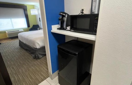 Las Vegas Hotel | Holiday Inn Express Hotel & Suites Las Vegas by IHG