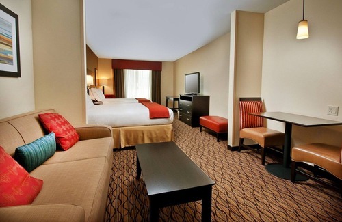Pearsall Hotel | Holiday Inn Express Hotel & Suites Pearsall by IHG