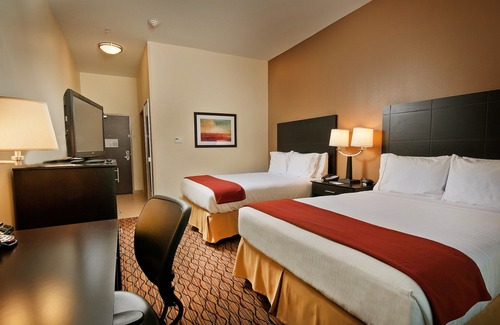 Pearsall Hotel | Holiday Inn Express Hotel & Suites Pearsall by IHG