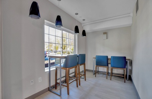 Hayden Island Hotel | Holiday Inn Express Hotel & Suites Portland-Jantzen Beach by IHG