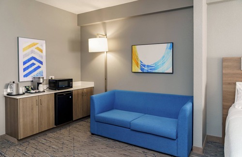 Southwest Raleigh Hotel | Holiday Inn Express Hotel & Suites Raleigh SW NC State by IHG