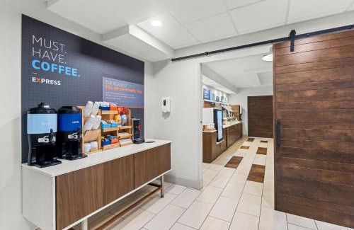 Windsor Forest Hotel | Holiday Inn Express Hotel & Suites Savannah Midtown by IHG