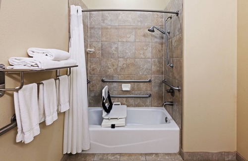 Victoria Hotel | Holiday Inn Express Hotel & Suites Victoria by IHG