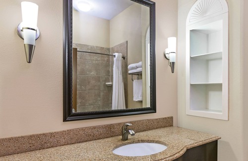 Victoria Hotel | Holiday Inn Express Hotel & Suites Victoria by IHG