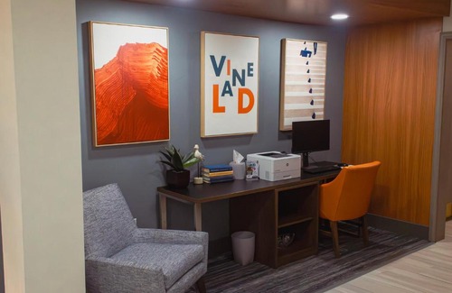 Vineland Hotel | Holiday Inn Express Hotel & Suites Vineland Millville by IHG