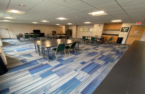 Warrenton Hotel | Holiday Inn Express Hotel & Suites Warrenton by IHG