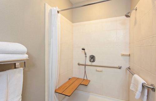 Wharton Hotel | Holiday Inn Express Hotel & Suites Wharton by IHG