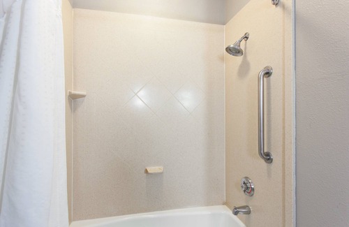 Wharton Hotel | Holiday Inn Express Hotel & Suites Wharton by IHG