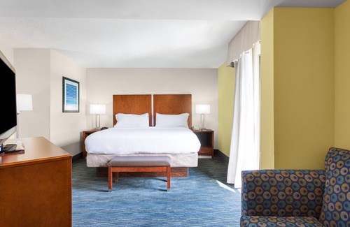 Wilmington Hotel | Holiday Inn Express Hotel & Suites Wilmington-University Ctr by IHG