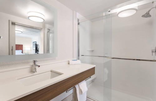 Wilmington Hotel | Holiday Inn Express Hotel & Suites Wilmington-University Ctr by IHG
