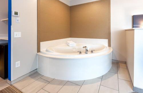 Woodhaven Hotel | Holiday Inn Express Hotel & Suites Woodhaven by IHG