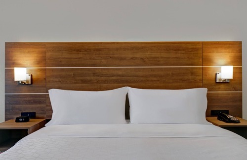Kingston Hotel | Holiday Inn Express Kingston West by IHG