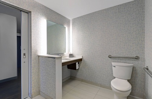 Kingston Hotel | Holiday Inn Express Kingston West by IHG
