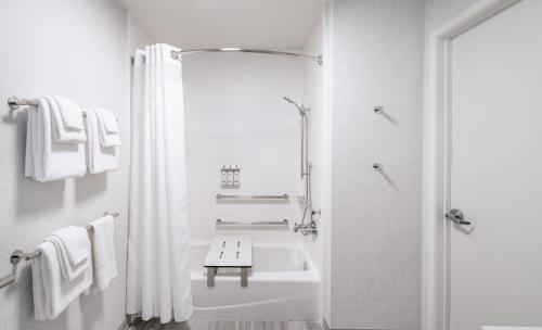 Lincoln Acres Hotel | Holiday Inn Express La Mesa Near SDSU by IHG