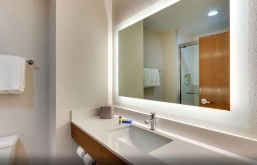 Lake Worth Hotel | Holiday Inn Express Lake Worth NW Loop 820 by IHG