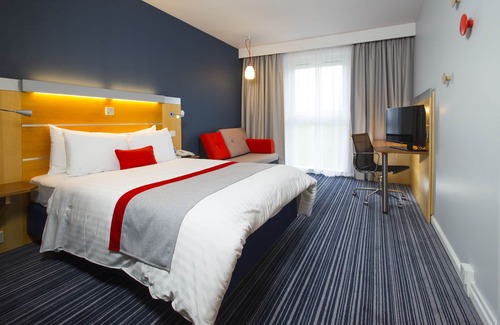 Epsom Hotel | Holiday Inn Express London-Epsom Downs by IHG