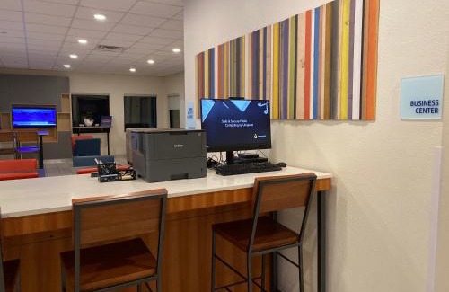 Metropolis Hotel | Holiday Inn Express Metropolis by IHG