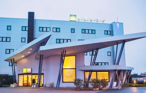 Case Nuove Hotel | Holiday Inn Express Milan-Malpensa Airport by IHG