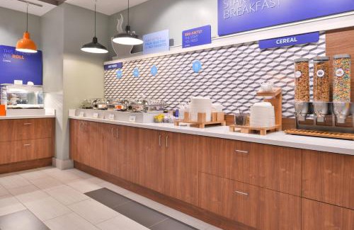 East Town Hotel | Holiday Inn Express - Milwaukee Downtown by IHG