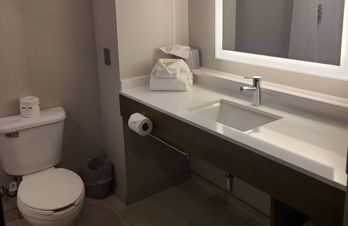 Newton Falls Hotel | Holiday Inn Express Newton Falls by IHG
