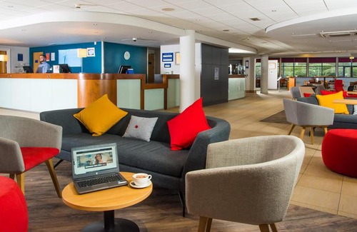 Coedkernew Hotel | Holiday Inn Express Newport