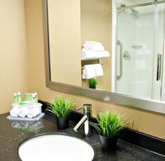 Pembroke Hotel | Holiday Inn Express Pembroke by IHG