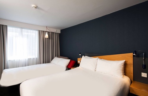 Perth Hotel | Holiday Inn Express Perth by IHG