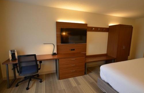 Bridgeville Hotel | Holiday Inn Express Pittsburgh-Bridgeville by IHG