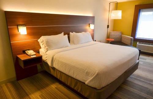 Bridgeville Hotel | Holiday Inn Express Pittsburgh-Bridgeville by IHG