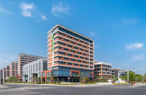 West Coast Hotel | Holiday Inn Express Qingdao City Balcony by IHG