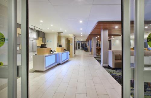 Grand Rapids Hotel | Holiday Inn Express & Suites Grand Rapids Airport North by IHG