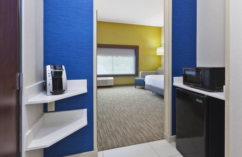 Painesville Hotel | Holiday Inn Express & Suites Painesville - Concord by IHG