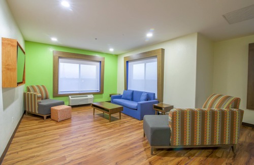 Raymondville Hotel | Holiday Inn Express & Suites Raymondville by IHG