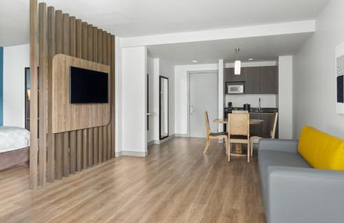 Santa Ana Hotel | Holiday Inn Express San Jose Forum by IHG