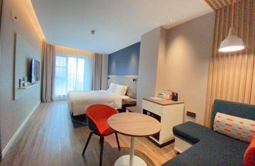 Pudong Hotel | Holiday Inn Express Shanghai Expo Centre by IHG