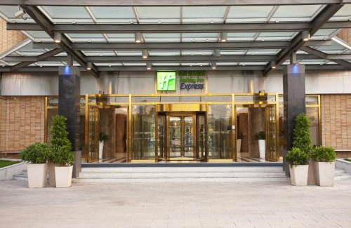 Haidian Hotel | Holiday Inn Express Shangdi Beijing by IHG l Next to The Old Summer Palace & Qinghe Railway Station & Subway l Taxi 15 Minutes to Summer Palace & Peking University & Tsinghua University l 20 Minutes to Badaling Great Wall by Railway