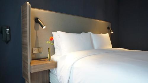 Luohu Hotel | Holiday Inn Express Shenzhen Dongmen by IHG