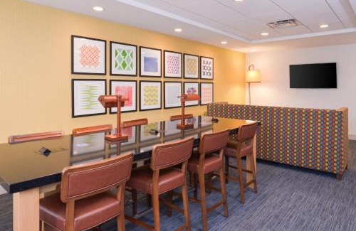 Downtown Indianapolis Hotel | Holiday Inn Express & Suites Indianapolis Dtn-Conv Ctr Area by IHG
