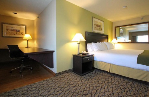 Libertyville Hotel | Holiday Inn Express & Suites Chicago-Libertyville by IHG