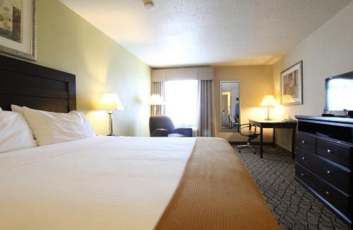 Libertyville Hotel | Holiday Inn Express & Suites Chicago-Libertyville by IHG