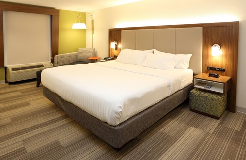 Newport News Hotel | Holiday Inn Express & Suites Newport News by IHG