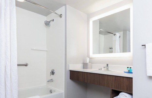 Newport News Hotel | Holiday Inn Express & Suites Newport News by IHG