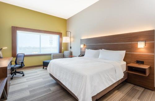 Springfield Hotel | Holiday Inn Express & Suites - Springfield North by IHG