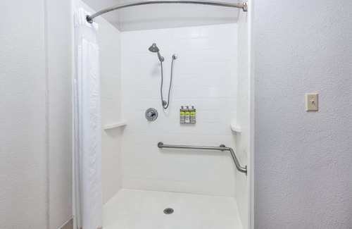 Three Rivers Hotel | Holiday Inn Express & Suites Three Rivers by IHG