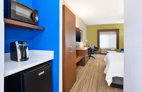 Three Rivers Hotel | Holiday Inn Express & Suites Three Rivers by IHG