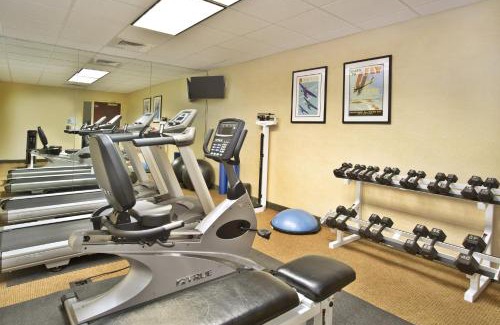 Windsor Locks Hotel | Holiday Inn Express & Suites Bradley Airport by IHG