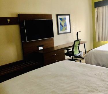 Cedar Falls Hotel | Holiday Inn Express & Suites Cedar Falls - Waterloo by IHG