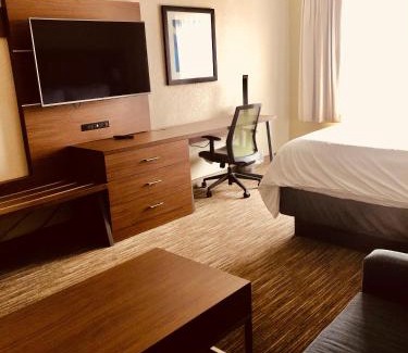 Cedar Falls Hotel | Holiday Inn Express & Suites Cedar Falls - Waterloo by IHG