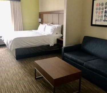 Cedar Falls Hotel | Holiday Inn Express & Suites Cedar Falls - Waterloo by IHG