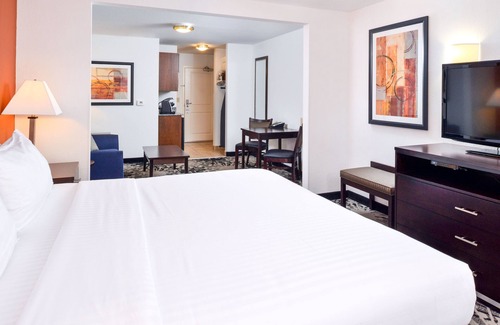 Greenfield Hotel | Holiday Inn Express & Suites Greenfield by IHG